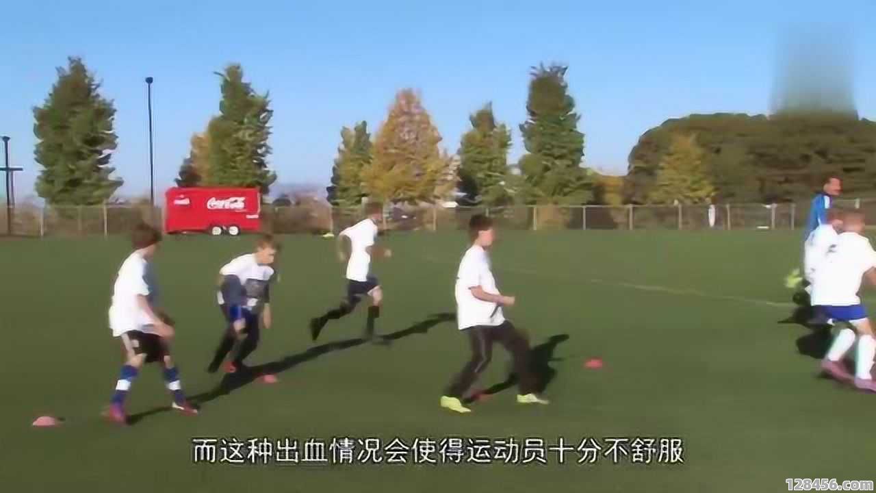 足球场上吐痰行为探析：草坪卫生与球员健康隐忧